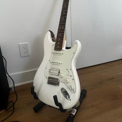 Fender Player Stratocaster HSS with Pau Ferro Fretboard 2023 - Present - Polar White image 3