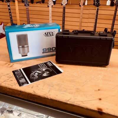 MXL 990 Condenser Microphone w/Shockmount, Clip & Case image 4