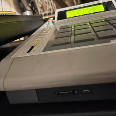 Akai MPC3000 MIDI Production Center 1993 - 2001 - Grey image 2