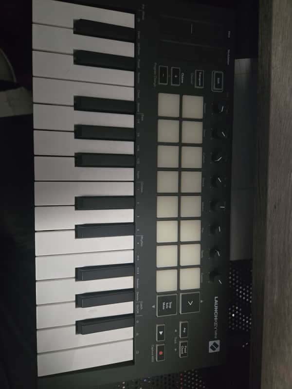 Novation Launchkey Mini MKIII MIDI Keyboard Controller 2019 - Present - Black image 1