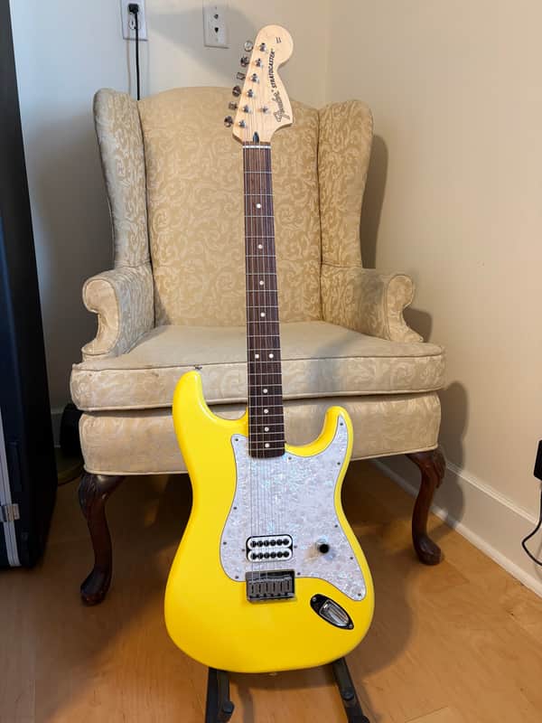 Fender Limited Edition Tom DeLonge Signature Stratocaster 2023 - Graffiti Yellow