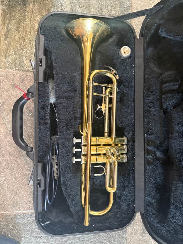 Trumpet with case and mouthpiece image 1
