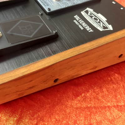 VOX VE-EXHB loaded pedalboard with 5 VOX effect pedals from the new fancy Valvenergy series with ,,Nutube" technology* Tube overdrive/Tube booster/Tube preamp EQ/Tube compressor/Tuner pedal*very rare board/was for VOX dealers only*list price 1199€ image 17