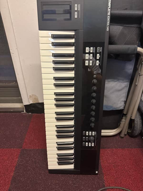 Native Instruments Komplete Kontrol S49 Mk1 2014 - Black image 1