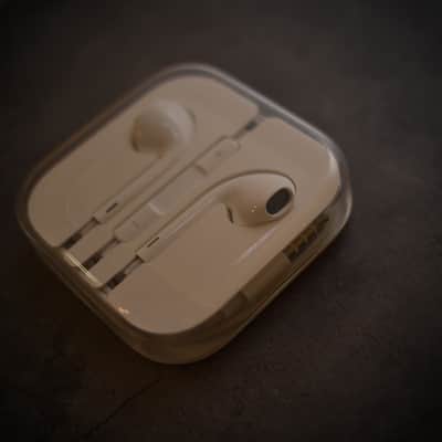 New Open Box OEM Apple Earpods (3.5mm) 2010's - White image 3