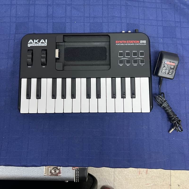 Used AKAI Professional Synth Station 25 Portable Keyboard Controller with AC Adapter SynthStation image 1