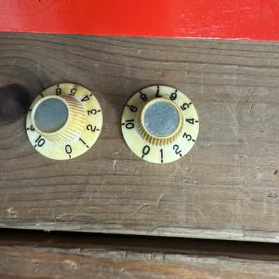Real Life Relics Fender® Style Aged Off White 65 Jazzmaster® Witch Hat Knobs 2 pack 24 Spline No Text image 2