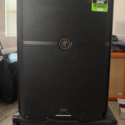 Mackie SRM215 V-Class 15" 2000-Watt High-Performance Powered Loudspeaker 2020 - Present - Black image 1