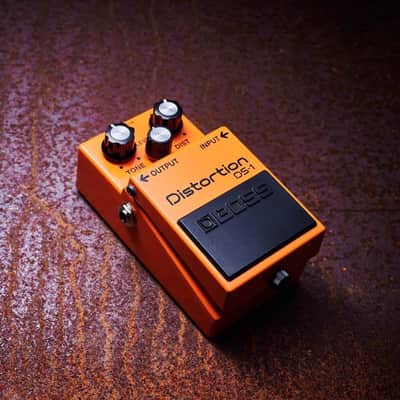 Boss DS-1 Distortion Pedal Bundle with 2x Strukture S6P48 Woven Right Angle Patch Cables, 12x Fender Guitar Picks, 9V Power Adapter and Liquid Audio Instrument Polishing Cloth image 4