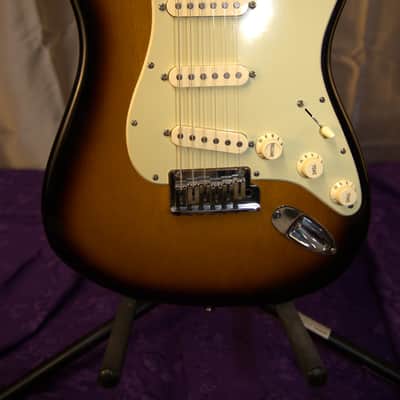 Fender American Deluxe Stratocaster V-Neck with Maple Fretboard 2004 - 2010 - 2-Color Sunburst image 6