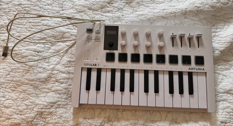 Arturia MiniLab MKIII 25-Key MIDI Controller 2022 - Present - White image 1