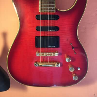 Vantage 828g (superstrat) 1970~ - Red burst image 1