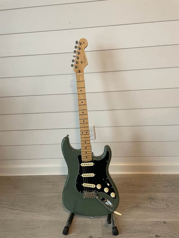 Fender Stratocaster 2017 - Olive image 1