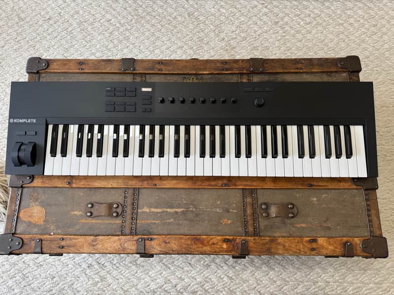 Native Instruments Komplete Kontrol A61 2018 - Present - Black image 1