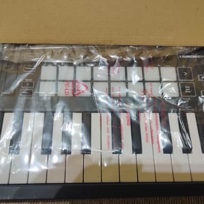 Novation Launchkey Mini MKIII MIDI Keyboard Controller 2019 - Present - Black image 3