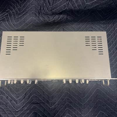 dbx 586 2-Channel Vaccuum Tube Preamplifier - Silver image 2