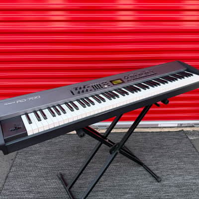 Roland RD-700 88-Key Weighted Stage Piano Keyboard - Main Outputs Tested image 1