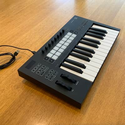 Novation Launchkey 25 MKIII MIDI Keyboard Controller 2020 - Present - Black image 2