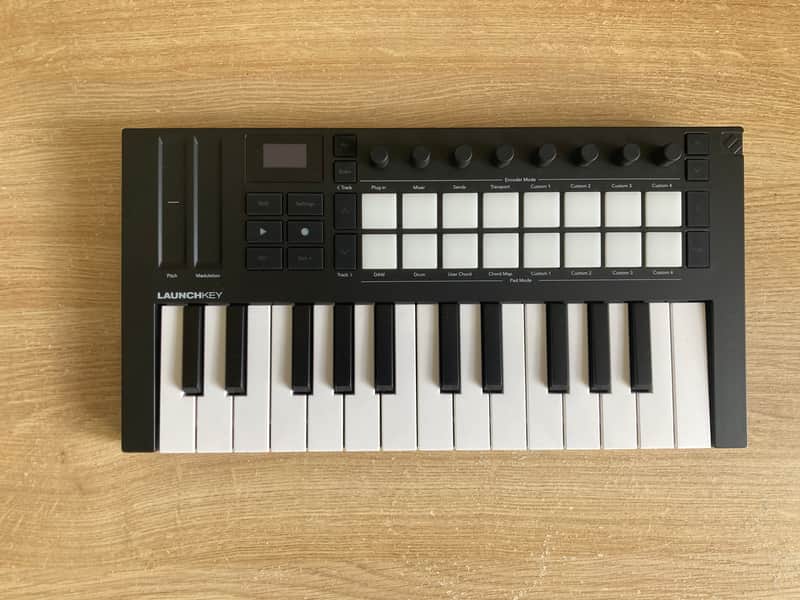 Launchkey Mini 25 MKIV MIDI Controller: Compact, Pro Features