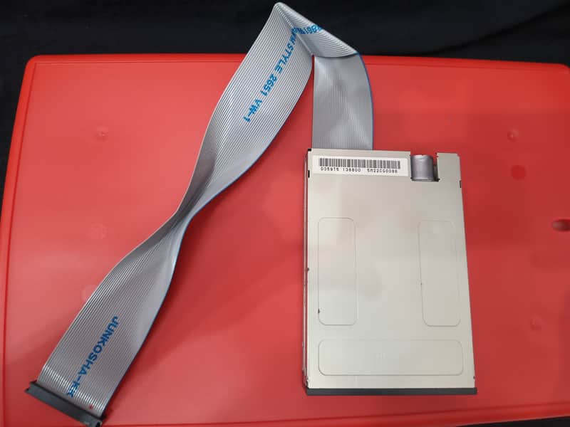 YAMAHA DISK DRIVE D359T5 MITSUMI 5V ORIGINAL PART SY77 SY99 QS300 FLOPPY REPLACE image 1