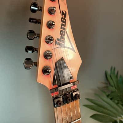 Ibanez JEM777-SK Steve Vai Signature with Edge Tremolo 1987 - 1989 - Shocking Pink image 3