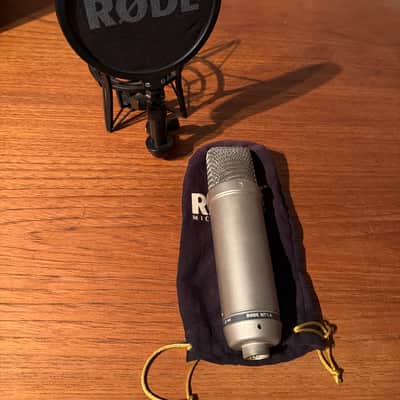 RODE NT1-A Large Diaphragm Cardioid Condenser Microphone 2002 - Present - Silver