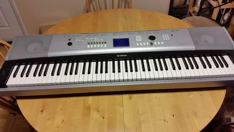 Yamaha DGX-520 88-Key Portable Grand Piano Black and Silver Bild 1