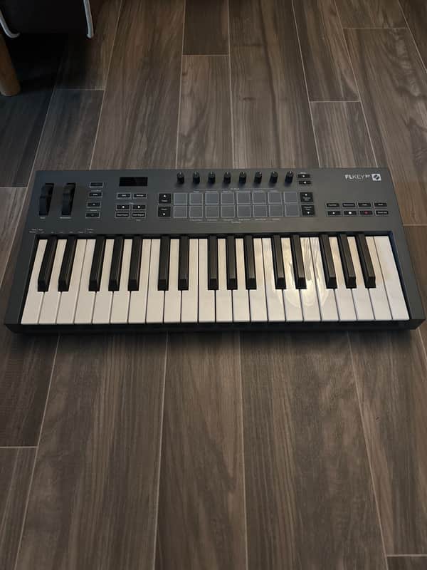 Novation FLkey 37 MIDI Keyboard Controller 2022 - 2026 - Black image 1