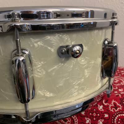 Slingerland No. 153 Super Gene Krupa Radio King 5.5x14" 8-Lug Solid Maple Snare Drum with Clamshell Strainer 1960 - 1962 - White Marine Pearl image 9