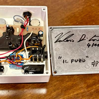 EXTREMELY RARE VDL PROFESSIONAL ANALOGICS IL FUZZ 2011 - WHITE - ORANGE LOW SERIAL NUMBER #23# BASS GUITAR MADE IN ITALY BIG MUFF STYLE DISTORTION OVERDRIVE image 3