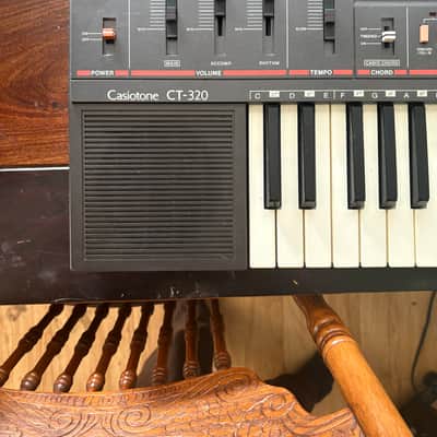 Casio CT-320 - Black image 2