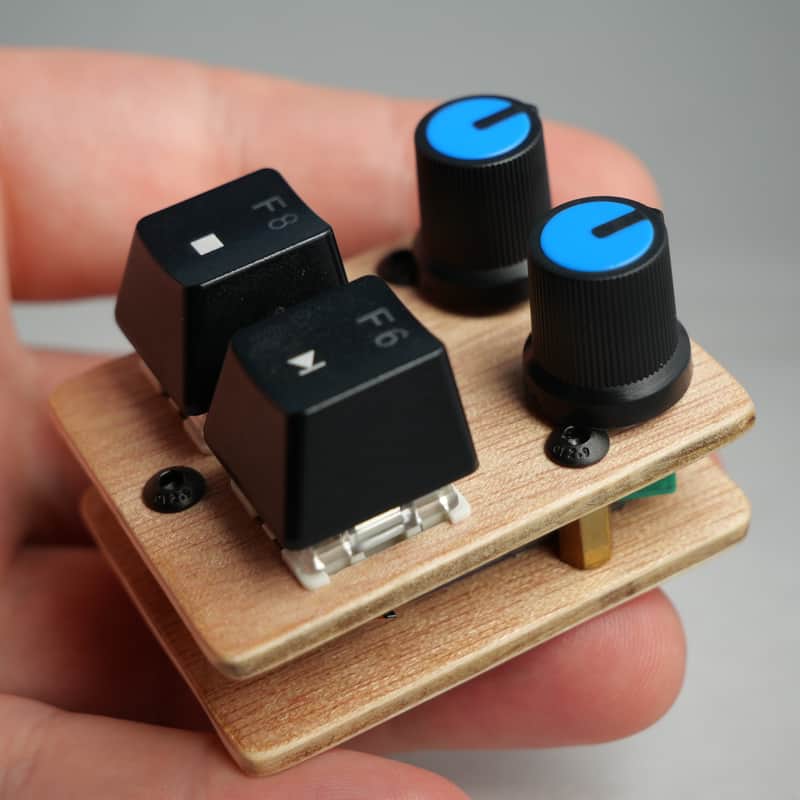 useMidi madMidiMini 2025 with 2 Note Buttons 2 Potentiometers and LEDs image 1
