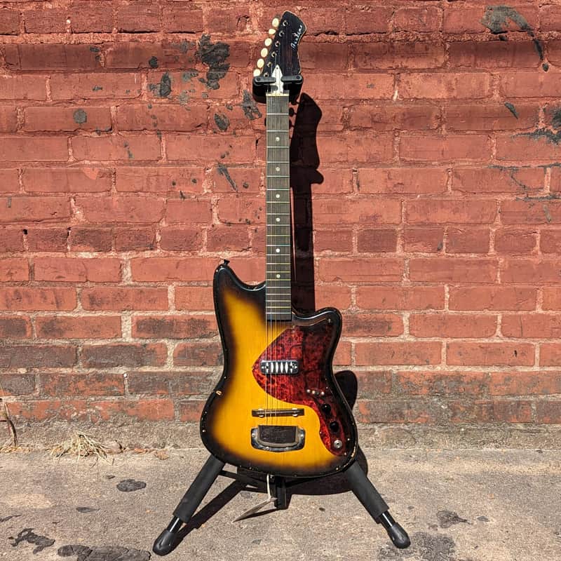 Airline Bobkat Sunburst 1966 | Reverb