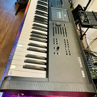 Korg Kronos 3 61-Key Digital Synthesizer Workstation 2025 - Present - Black image 3