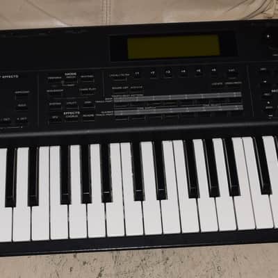 Roland XP-80 76-Key 64-Voice Music Workstation Keyboard 1999 - 2004 - Black