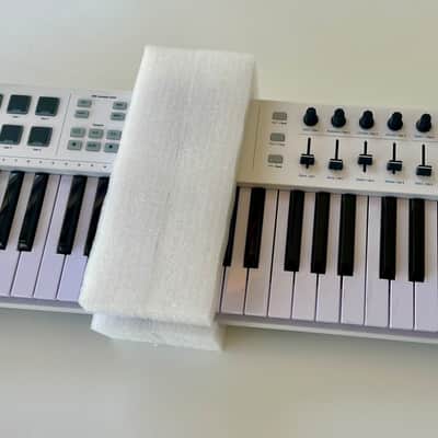 Arturia KeyLab Essential 49 MkIII MIDI Controller 2020 - Present - White image 3