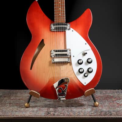 Rickenbacker 330 - 6 String model- Two Toaster pickups - 'R' tailpiece 1967 - Fireglo - One Owner Guitar - VERY CLEAN Bild 5