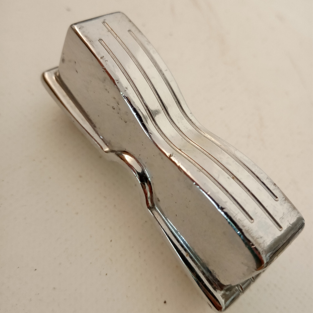 Ludwig Acrolite 1x Bow-Tie Snare Drum Lug Chrome Bowtie Beaded 60s 404 Vintage* — main photograph