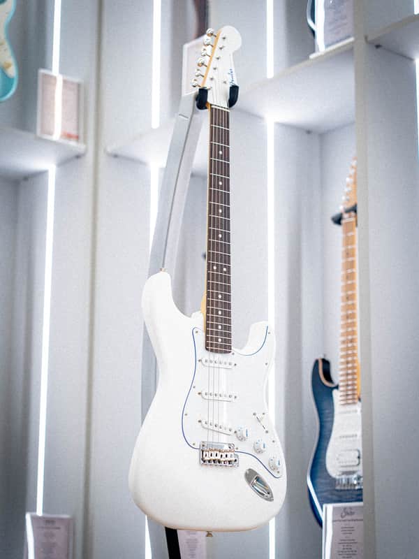 Fender Japan LTD HYBRID II STRAT RW BLANC image 1