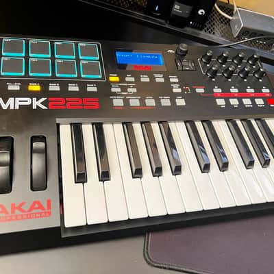 Akai MPK225