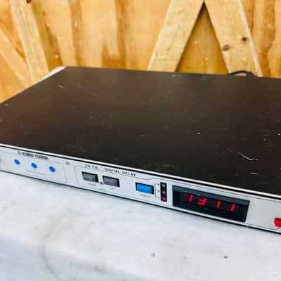 Klark Teknik DN716 Digital Delay Line Unit 1 input, 3 outputs - Tested & Working image 1
