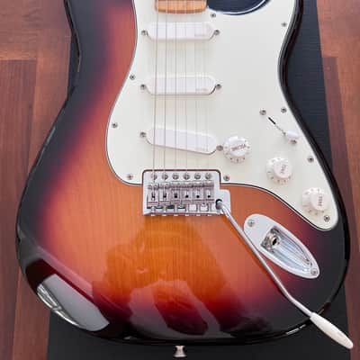Fender Stratocaster 2017 - Tobacco Burst image 2