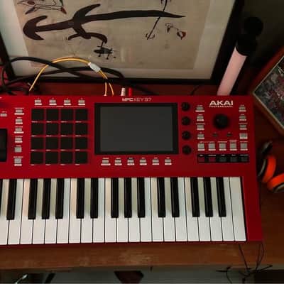 Akai MPC Key 37 - Standalone Workstation Sampler/Synthesizer image 2