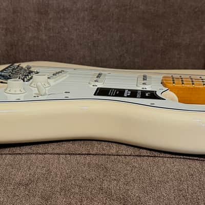 Fender Vintera III Late '60s Stratocaster with Fender Deluxe Gig Bag and Case Candy - 2025 Model in Olympic White image 11