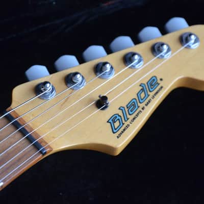 Blade Levinson RH Strat-style guitar*sounds/plays/looks really great! Top quality made in Japan ca.1992/93*has handmade passive Leosounds PU's*fine trem with roller bridges*frets are 100%*1799€ imagen 12