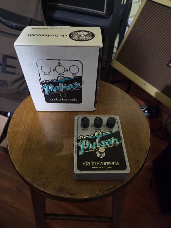 Electro-Harmonix Stereo Pulsar Analog Tremolo 2007 - Present Blue image 1