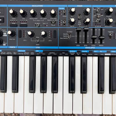 Novation Bass Station II 25-Key Monophonic Synthesizer 2013 - Present - Black