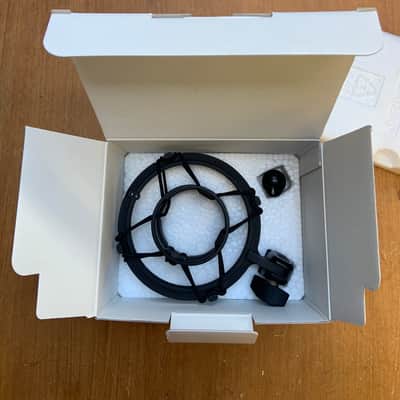 Audio-Technica At4033a Large Diaphragm Mic with Suspension Mount image 4