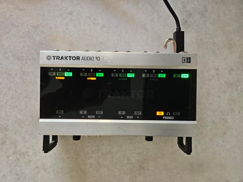 Native Instruments Traktor Audio 10 DJ Interface image 1