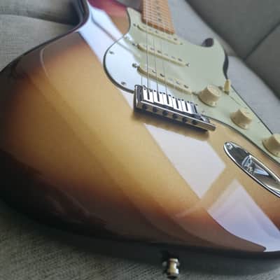 Fender American Ultra Stratocaster with Maple Fretboard 2019 - 2021 Mocha Burst image 5